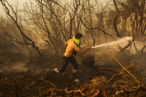 לוחם אש בשריפה בבייקוז, טורקיה (צילום: AP Photo/Emrah Gurel)