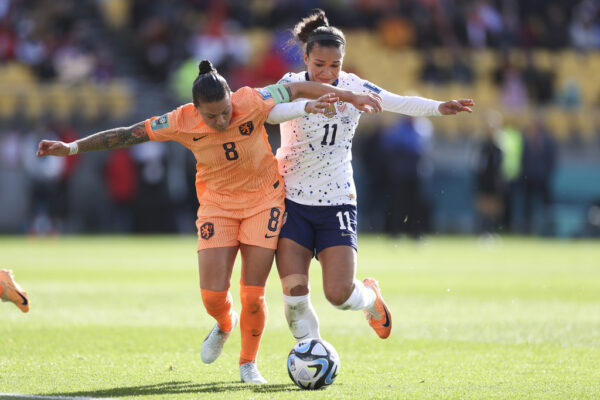 שרידה ספיטזה מנבחרת הולנד מתחרה על הכדור עם סופיה סמית' מארצות הברית, בשלב הבתים של מונדיאל 2023 (צילום: AP/ Eliza Rubin)
