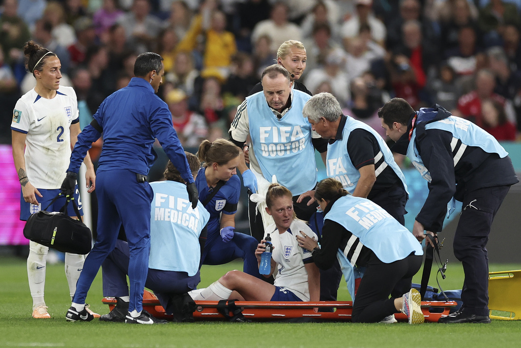 קיירה וולש מנבחרת אנגליה יורדת מהמגרש על אלונקה לאחר שנפצעה במשחק מול דנמרק (צילום: AP/Sophie Ralph)
