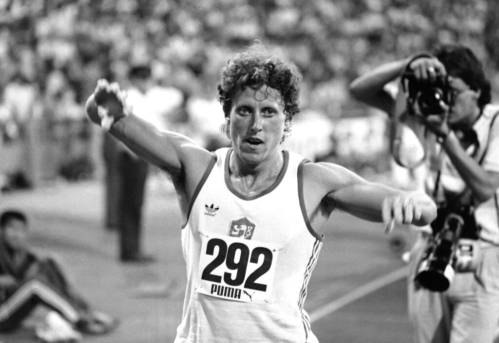 ירמילה קרטוכווילובה קובעת את שיא העולם בריצת 800 מטר ב-1983. ככל שהזמן עובר השיא הזה נראה חריג יותר ויותר (צילום: AP/Uwe Lein)