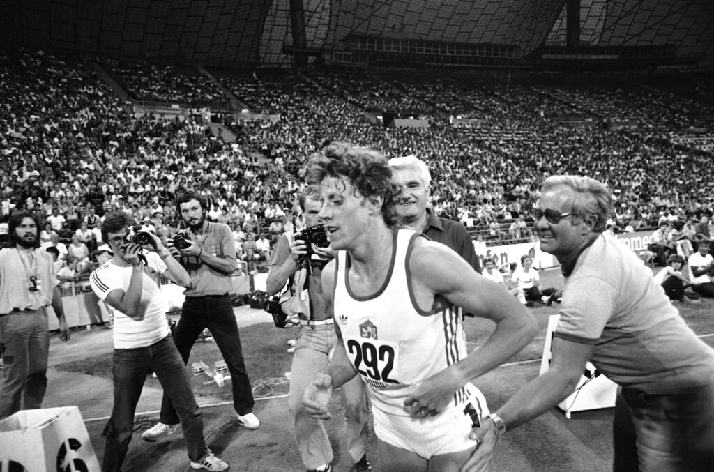 ירמילה קרטוכווילובה לאחר שקבעה שיא עולם בריצת 800 מטר לנשים, שטרם נשבר (צילום: AP/Uwe Lein)