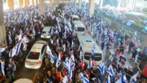 מפגינים נגד הרפורמה המשפטית בנמל התעופה בן גוריון (צילום: אמיר גולדשטיין)