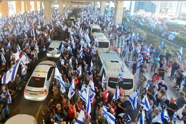 מפגינים נגד הרפורמה המשפטית בנמל התעופה בן גוריון (צילום: אמיר גולדשטיין)
