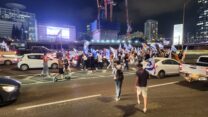 מפגינים חוסמים את מחלף השלום באיילון צפון (צילום: מתוך רשתות חברתיות, שימוש לפי סעיף 27א' לחוק זכויות יוצרים)