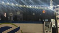 האוטובוס שספג את הירי סמוך לחווארה (צילום: הצלה ללא גבולות יו"ש)