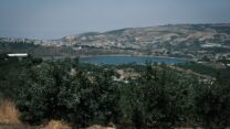 ברכת רם ומאחוריה טרסות חקלאיות ביישובי הדרוזים בגולן (צילום: דוד טברסקי)