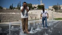 מתרעננים בירושלים (צילום: יונתן זינדל/פלאש 90)