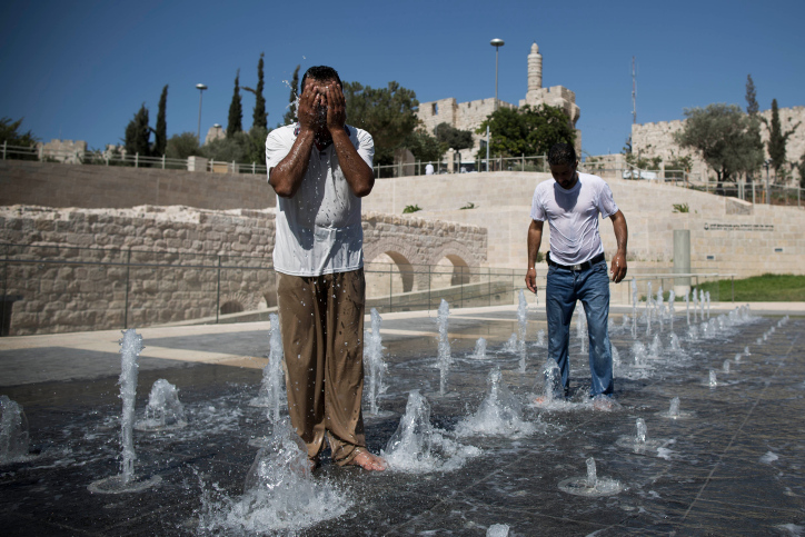 מתרעננים בירושלים (צילום: יונתן זינדל/פלאש 90) מתרעננים בירושלים (צילום: יונתן זינדל/פלאש 90)