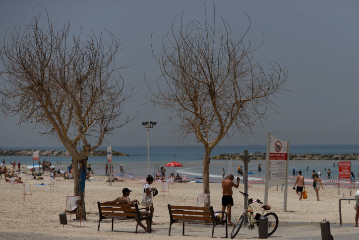 חוף בתל אביב במהלך גל חום (צילום: בן קרמר/פלאש90) חוף בתל אביב במהלך גל חום (צילום: בן קרמר/פלאש90)