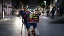 תושבת שכונת שפירא מוחה על הפקרת דרום תל אביב (צילום: תומר נויברג/פלאש 90)