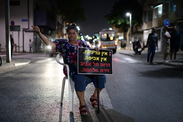 תושבת שכונת שפירא מוחה על הפקרת דרום תל אביב (צילום: תומר נויברג/פלאש 90)