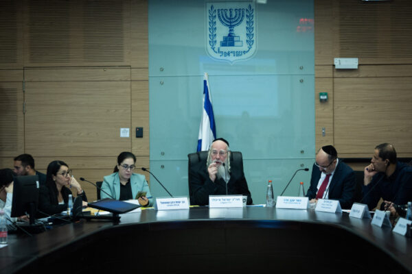 דיון בוועדת העבודה והרווחה בראשות ח״כ יעקב אייכלר (צילום: יונתן זינדל/ פלאש90)