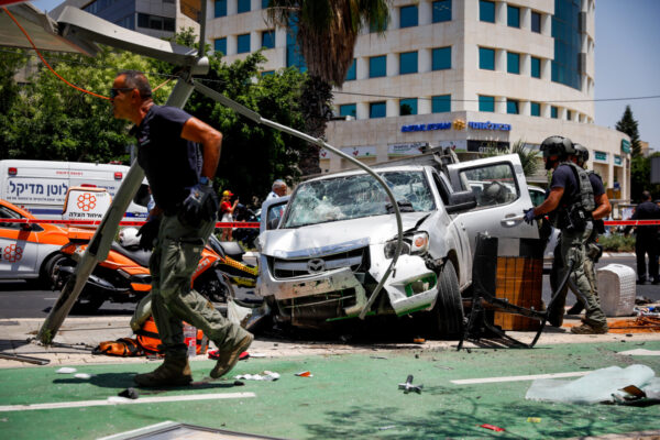 זירת הפיגוע בתל אביב (צילום: מרים אלסטר, פלאש90)