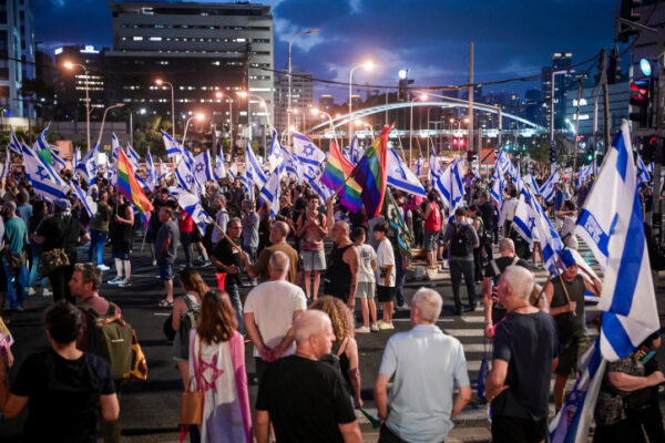 מחאה בנתיבי איילון בעקבות הדחתו של מפקד מחוז תל אביב עמי אשד (צילום: אבשלום ששוני/פלאש90)