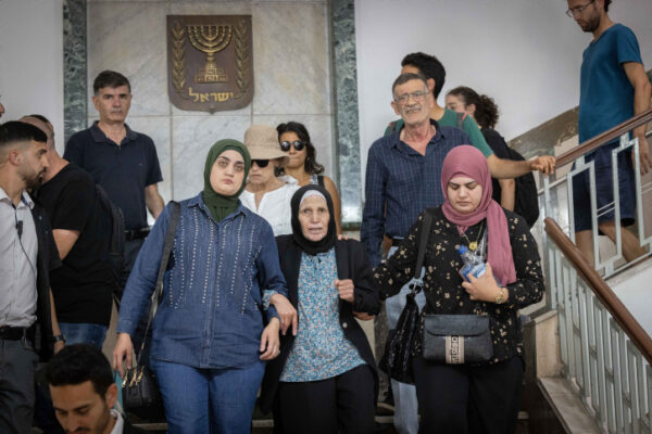 בני משפחתו של איאד חלק ביציאה מבית המשפט המחוזי בירושלים (צילום: יונתן זינדל/פלאש90)