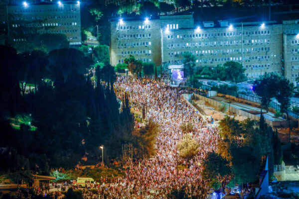 עשרות אלפי מפגינים נגד הרפורמה במערכת המשפט ליד הכנסת (צילום: חיים גולדברג/פלאש90)