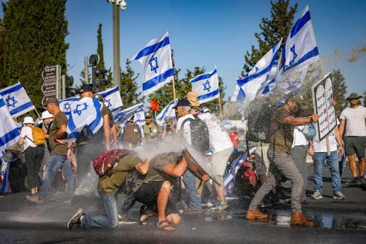 המשטרה מנסה לפנות מפגינים נגד הרפורמה במערכת המשפט שחוסמים את הכנסת (צילום: חיים גולדברג/פלאש90)