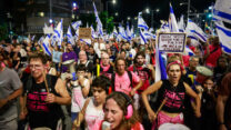 פעילי ופעילות "החזית הוורודה" במחאה נגד הרפורמה המשפטית בתל אביב (צילום: חיים גולדברג/פלאש90)