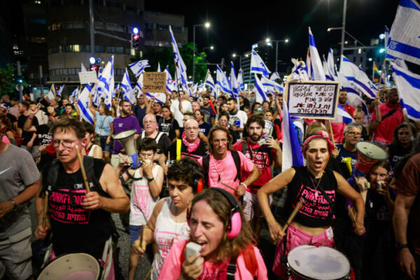פעילי ופעילות "החזית הוורודה" במחאה נגד הרפורמה המשפטית בתל אביב (צילום: חיים גולדברג/פלאש90)