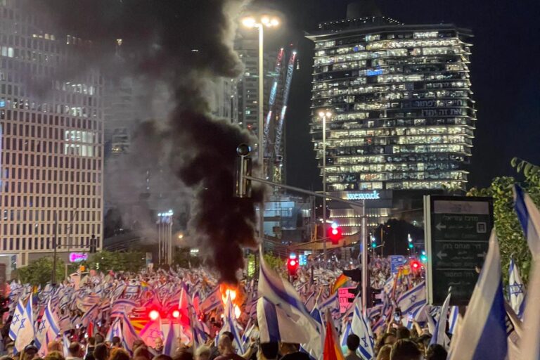 אש מצמיגים שהובערו במחאת מתנגדי הרפורמה המשפטית בקפלן (צילום: דבר)