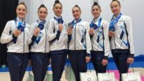 נבחרת ישראל בהתעמלות אמנותית עם מדליית הכסף בקרב רב, בגביע העולם במילאנו (צילום: איגוד ההתעמלות בישראל)