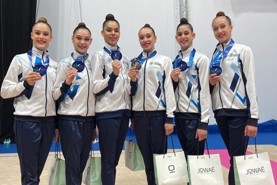 נבחרת ישראל בהתעמלות אמנותית עם מדליית הכסף בקרב רב, בגביע העולם במילאנו (צילום: איגוד ההתעמלות בישראל)