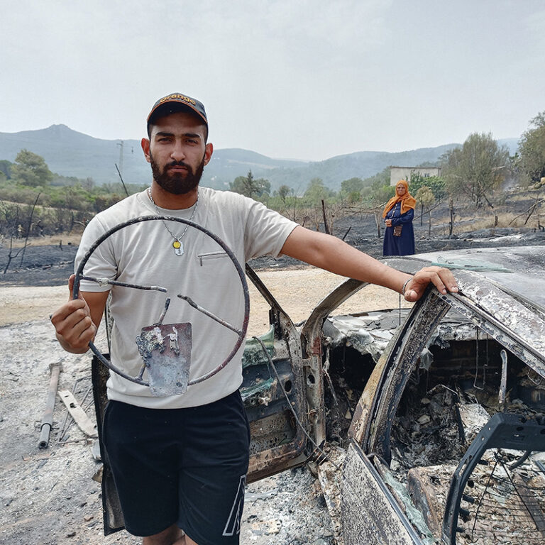 ג'נדובה, תוניסיה. אדם ליד רכבו השרוף (צילום: Arbi Mahjoubi/Anadolu Agency via Getty Images)