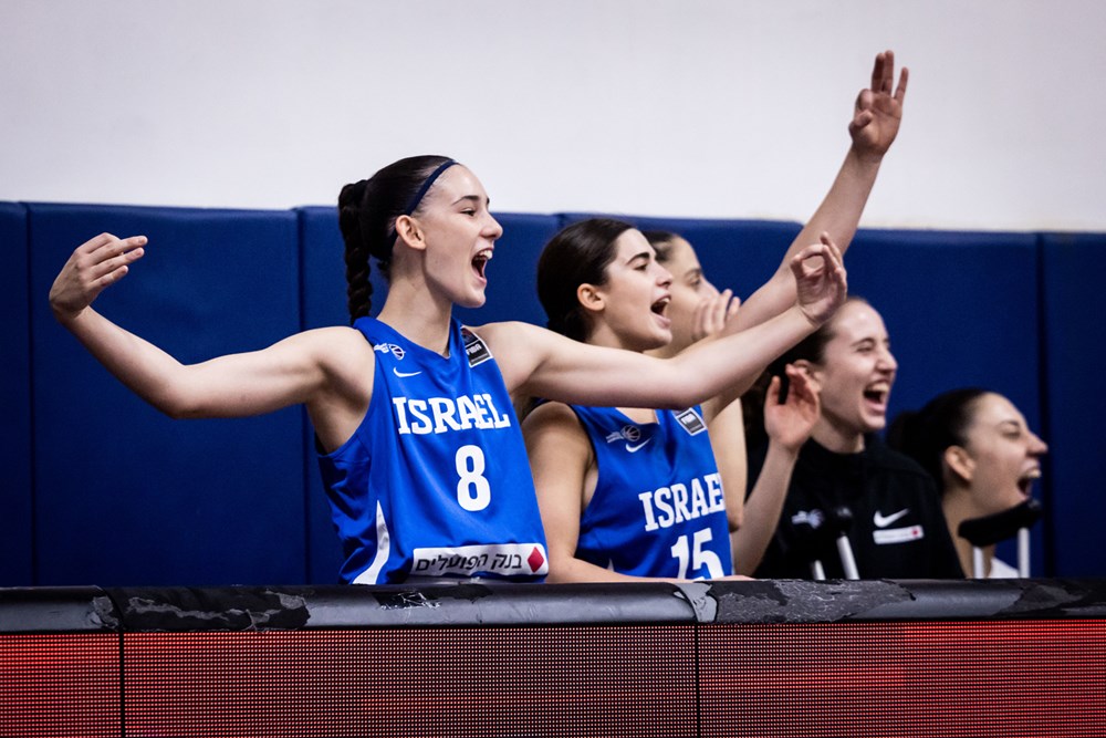 שחקניות נבחרת הנערות של ישראל בכדורסל חוגגות עלייה ליתרון על איטליה בדרך לניצחון (צילום: איגוד הכדורסל בישראל)
