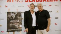 דניאל וולך ואייל שיראי עם כרזת סרטם "דניאל אועירבאך" שזכה בפסטיבל הקולנוע בירושלים (צילום: תום ויינטראוב לוק)