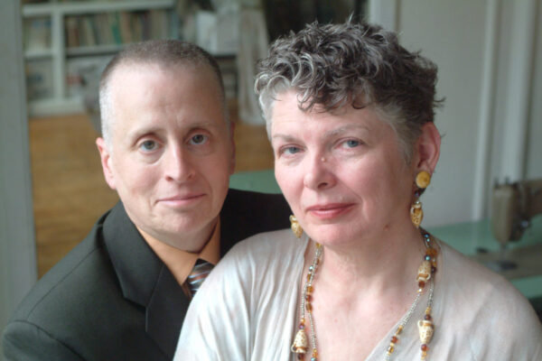 מימין המשוררת והאקטיביסטית האמריקאית מיני ברוס פראט וזוגתה לחיים לסלי פיינברג (צילום: 2003 MARILYN HUMPHRIES)