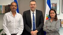 מימין: מנכ״לית מרכז הפועל כנרת צדף, השר מיקי זוהר ומנכ״ל מרכז מכבי נאור גלילי (צילום: משרד התרבות והספורט)