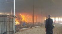 שריפת המתבן במושב רוויה (צילום: דוברות המשטרה)