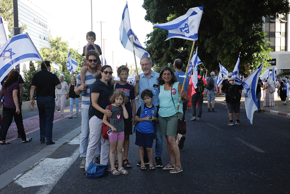 משפחת סלם זינגר מפגינה בחיפה (צילום: גילעד שרים)
