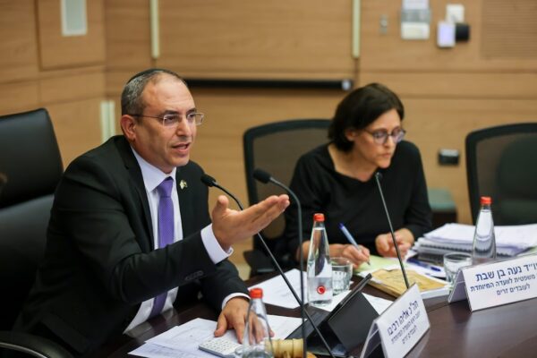 יו"ר ועדת העובדים הזרים, ח"כ אליהו רביבו. קרא לחברות השיווק לדווח על עובדים שנשלחו מרשות התעסוקה ומסרבים לעבודה (צילום: נעם מוסקוביץ', דוברות הכנסת)