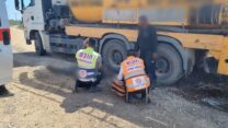 נהג שנפל מגג המשאית שעליה עבד (צילום: איחוד הצלה)