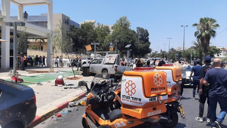 זירת הפיגוע בתל אביב (צילום: דוברות איחוד והצלה)