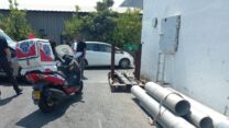 צולם מחוץ למפעל ביבנה שבו נפצע בינוני פועל כתוצאה מנפילת חפץ כבד (צילום: דוברות איחוד הצלה)