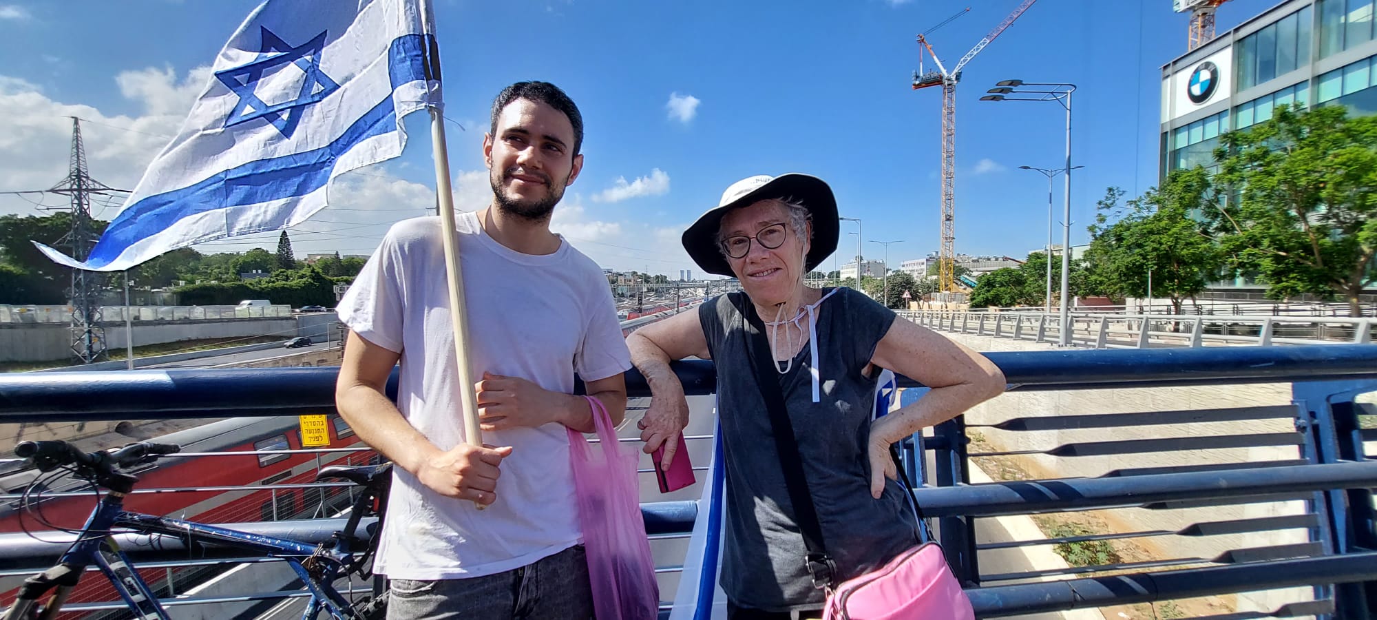 תמר פורי ובנה אלון מפגינים במחלף לה גווארדיה בתל אביב (צילום: הדס יום טוב)