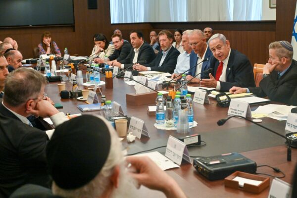 ראש הממשלה בנימין נתניהו בישיבה ראשונה של ועדת השרים לחברה הערבית (צילום: קובי גדעון / לע"מ)