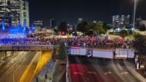 מפגינים בצומת עזריאלי בתל אביב מנסים להגיע לנתיבי איילון (צילום: ללא קרדיט)