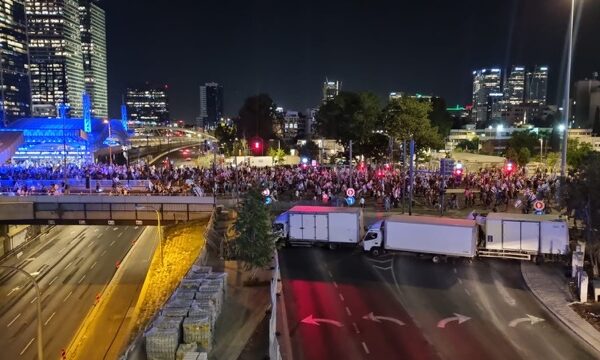 מפגינים בצומת עזריאלי בתל אביב מנסים להגיע לנתיבי איילון (צילום: ללא קרדיט)
