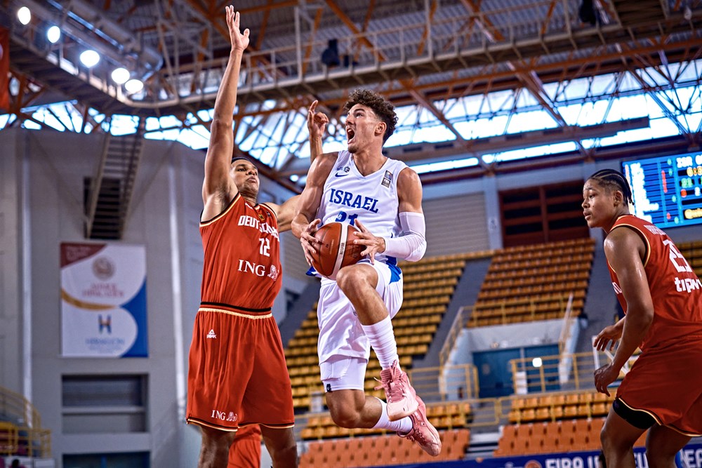 נעם יעקב במדינבחרת העתודה של ישראל בכדורסל מול גרמניה, באליפות אירופה 2023 (צילום: Fiba.com)