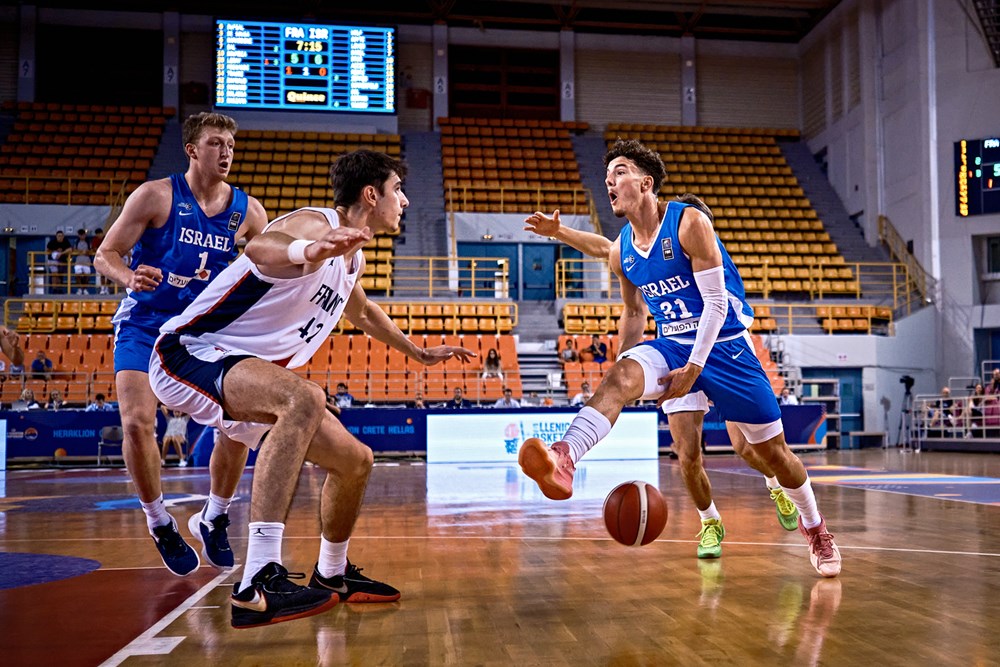נועם יעקב במדי נבחרת העתודה בכדורסל בגמר מול צרפת (צילום: FIBA.COM)