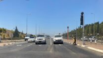 ילד מקבץ נדבות בצומת מכר שבגליל (צילום: יהל פרג')