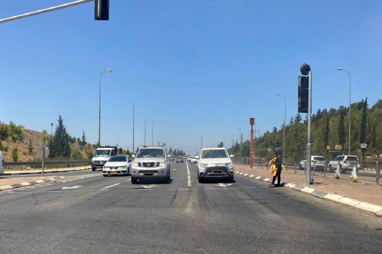 ילד מקבץ נדבות בצומת מכר שבגליל. הם לא צריכים להיכנס, אבל ברגע שהם כאן צריך לתת להם מענה ענייני" (צילום: יהל פרג')