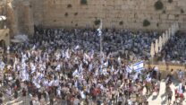 רחבת הכותל מלאה באלפי בני אדם שבאו לקחת חלק בתפילה לאחדות בעם (צילום: דבר)