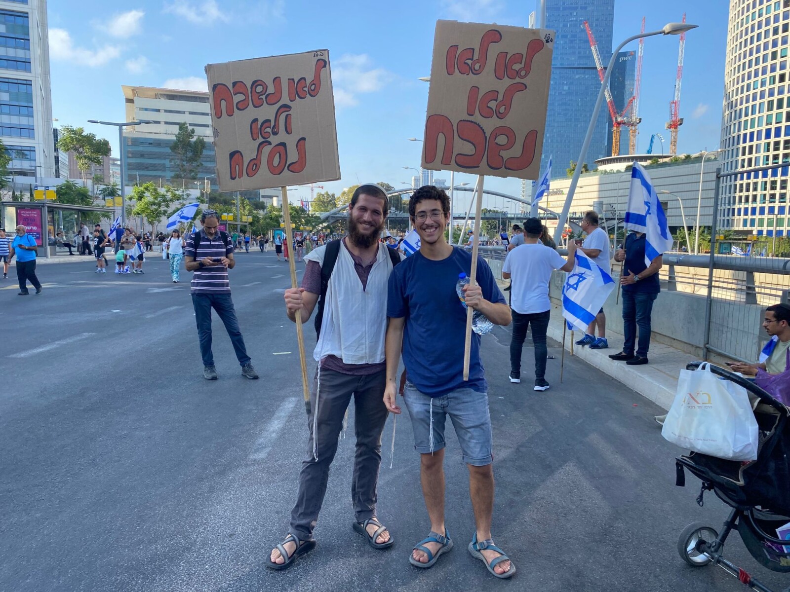 מפגינים בעד הרפורמה בתל אביב. משמאל משה: "אפשר לדבר" (צילום: יהל פרג')