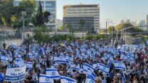 מפגינים בעד הרפורמה המשפטית בתל אביב (צילום: ניצן צבי כהן)