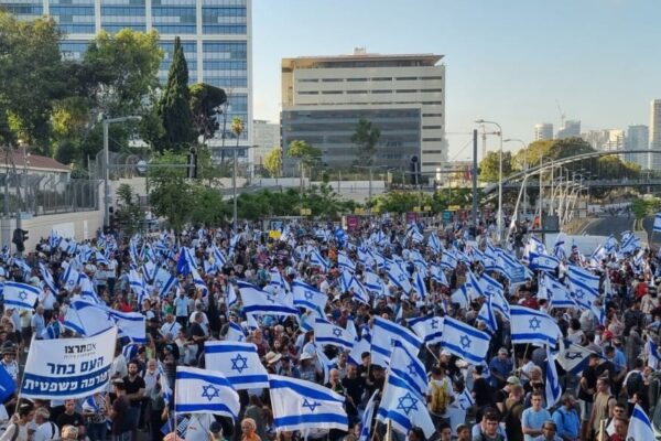 מפגינים בעד הרפורמה המשפטית בתל אביב (צילום: ניצן צבי כהן)