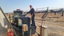 ששון אליאס, חקלאי ממושב צופר (צילום: שחר יזרעאלי, הערבה התיכונה)